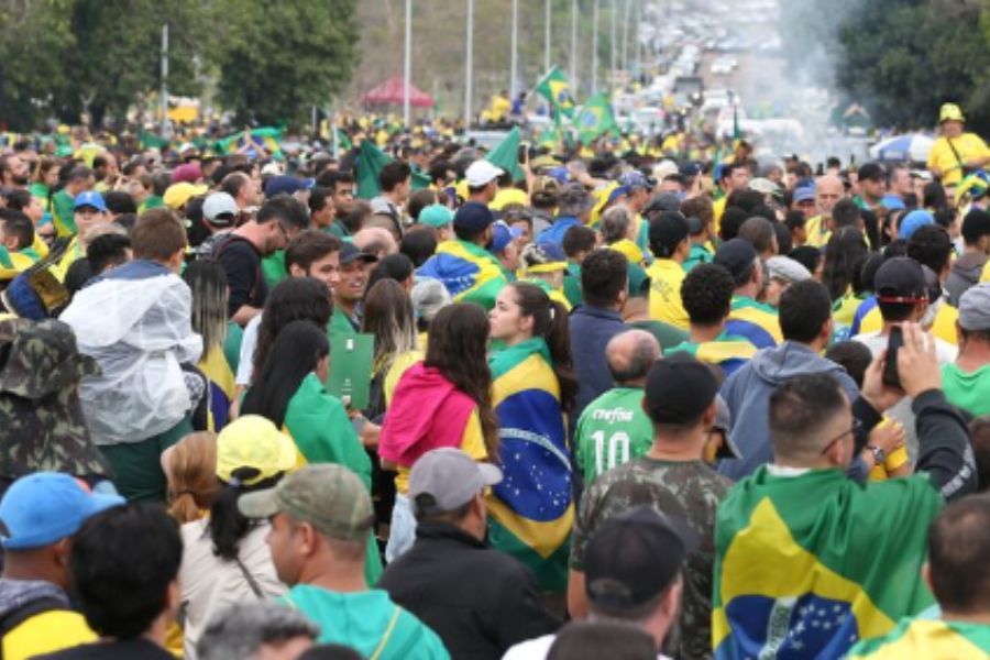 Manifestantes em frente ao QG do Exército em Brasília. Valter Campanato/Agência Brasil.