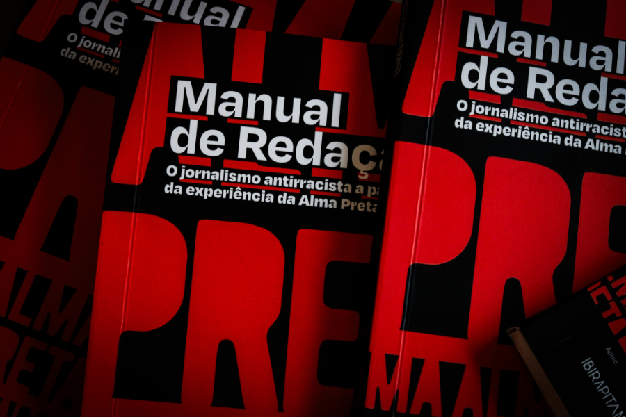 Fotografia da capa do livro Manual de Redação Antirracista, do Alma Preta. Foto: divulgação.